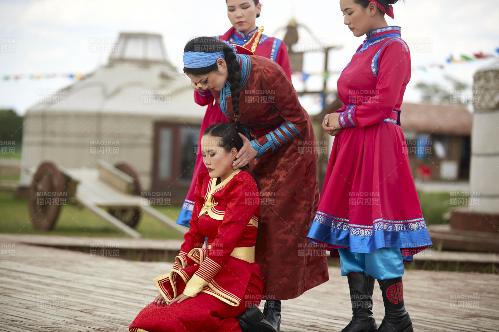 草原上的传统蒙古族婚礼仪式图片