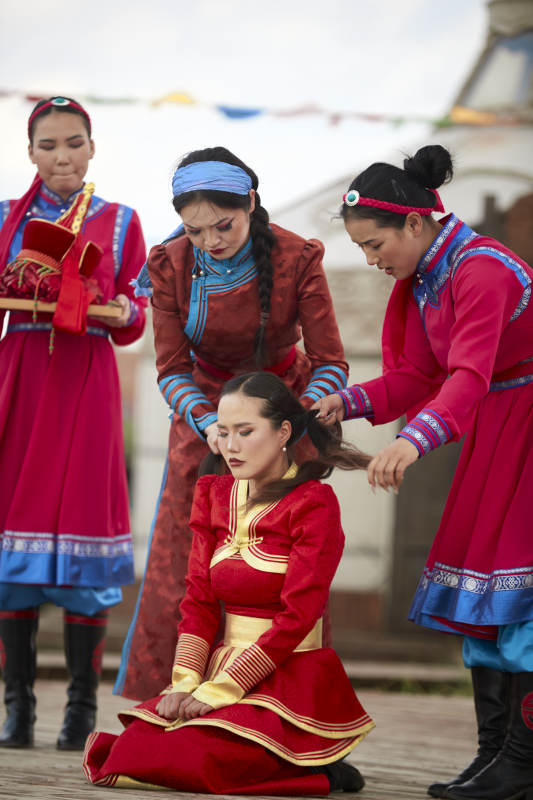 草原上的传统蒙古族婚礼仪式图片