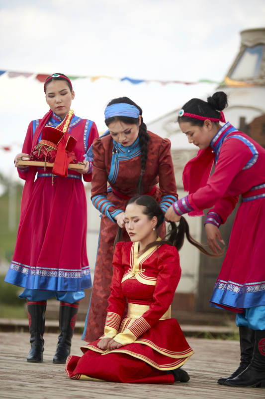 草原上的传统蒙古族婚礼仪式图片