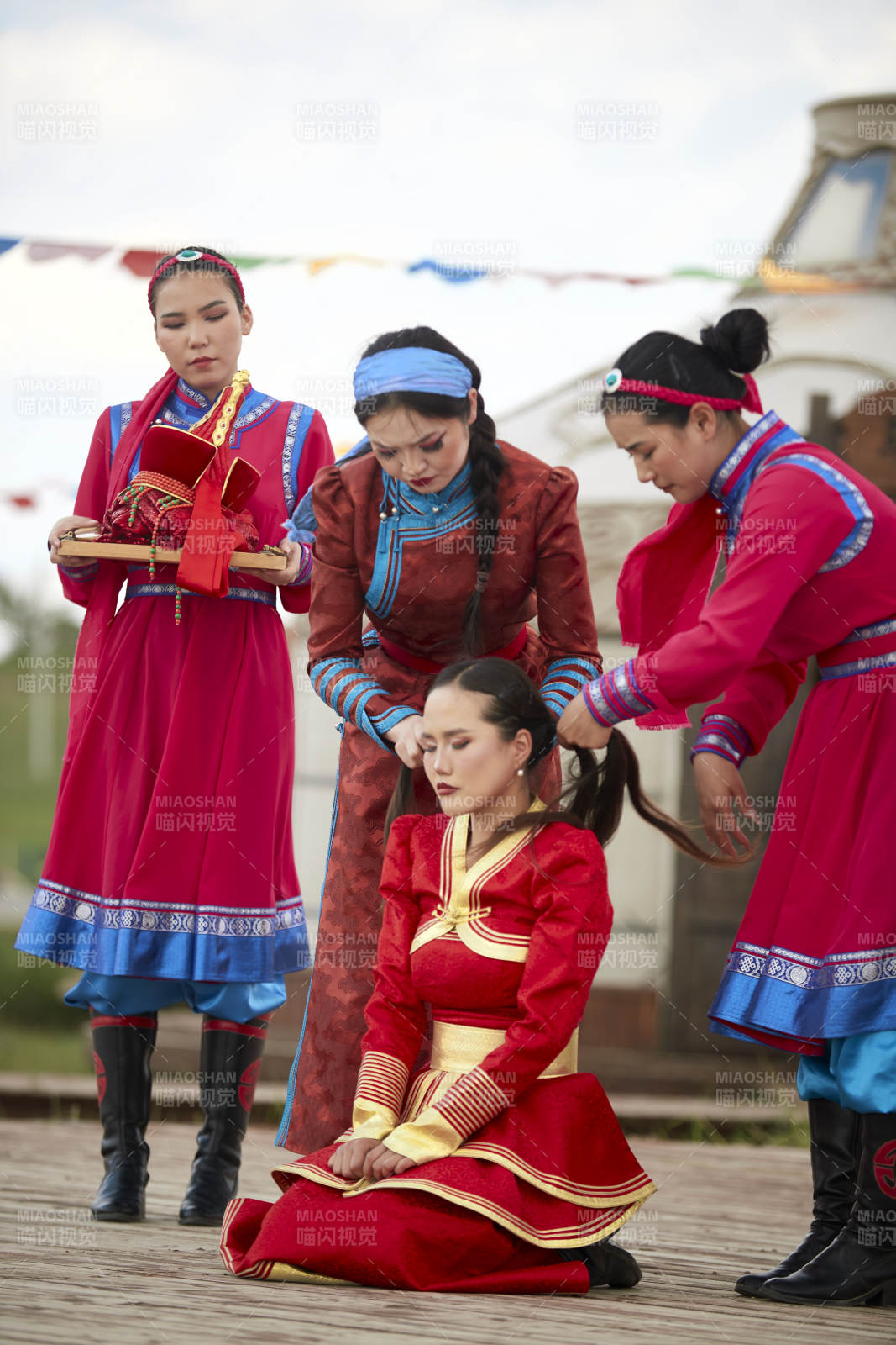 草原上的传统蒙古族婚礼仪式图片