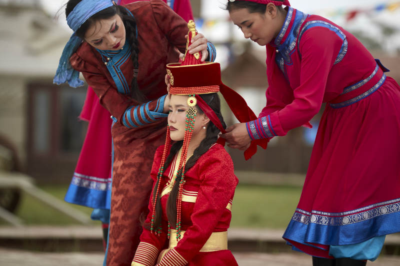 草原上的传统蒙古族婚礼仪式图片