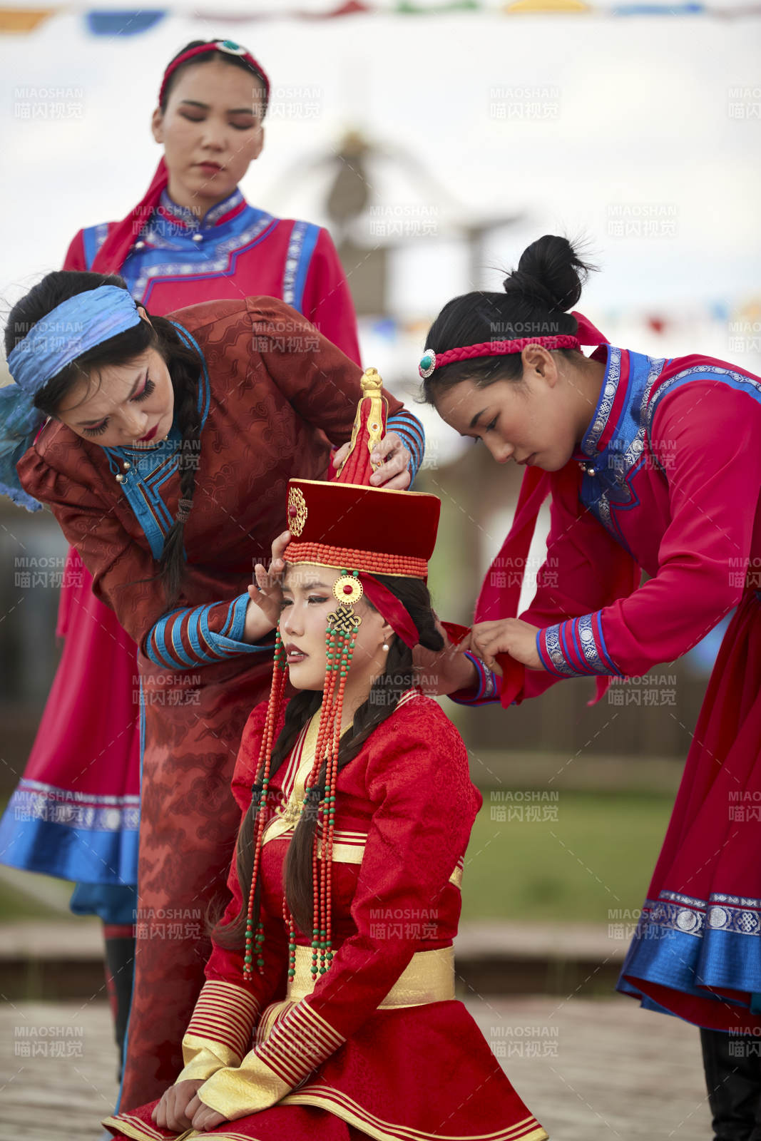 草原上的传统蒙古族婚礼仪式图片