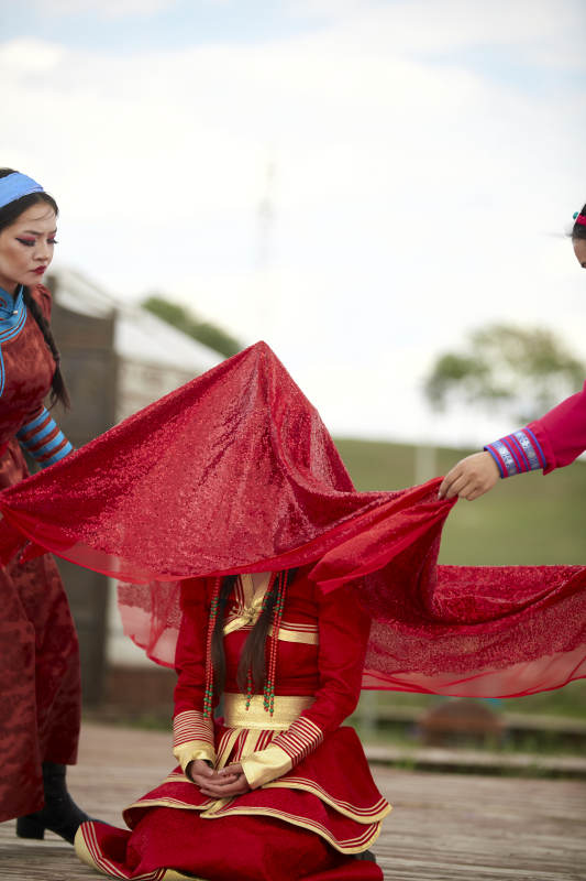 草原上的传统蒙古族婚礼仪式图片