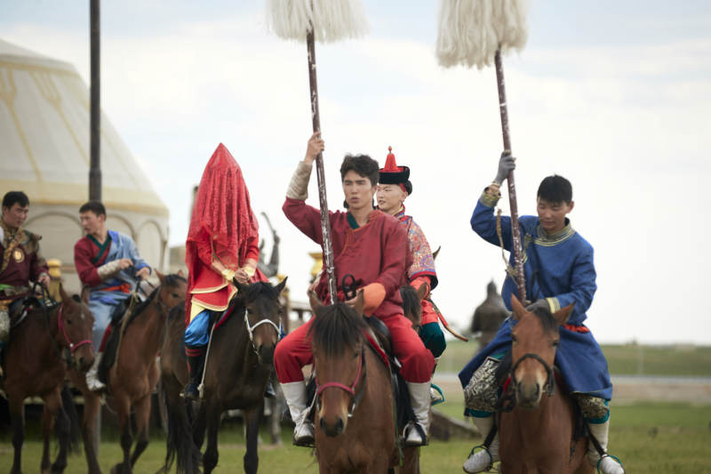 草原上的传统蒙古族婚礼仪式图片
