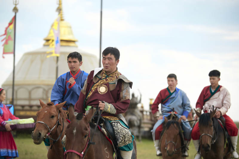 草原上的传统蒙古族婚礼仪式图片