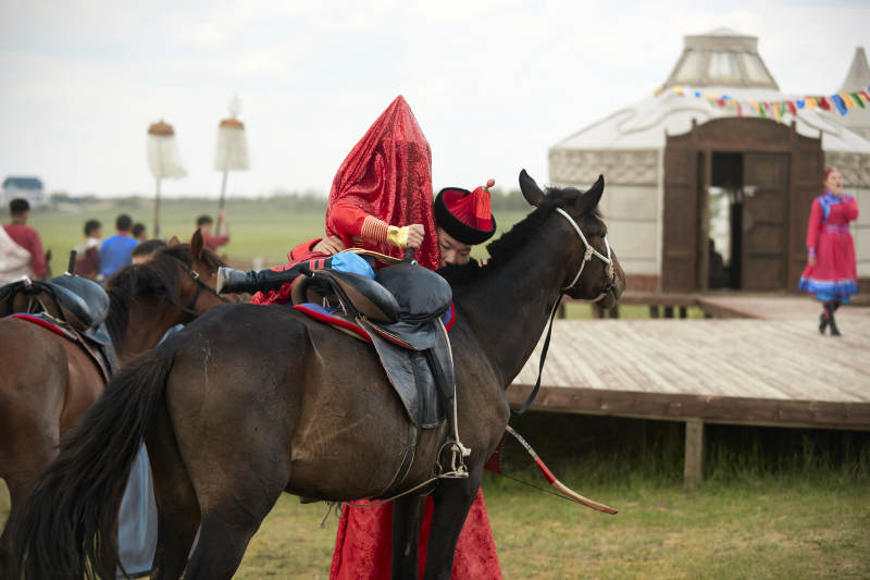 草原上的传统蒙古族婚礼仪式图片