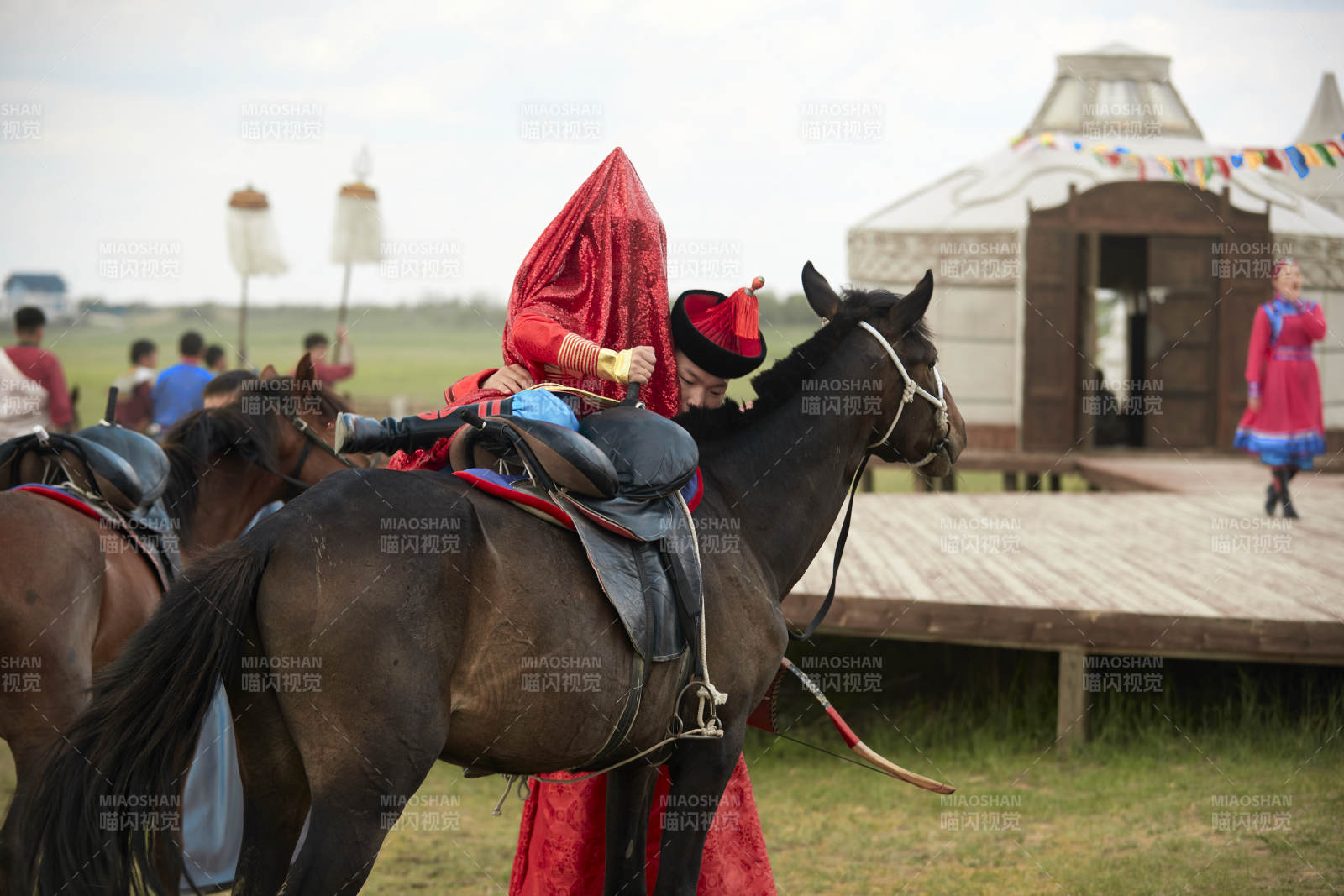 草原上的传统蒙古族婚礼仪式图片