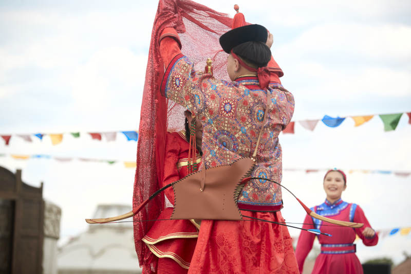 草原上的传统蒙古族婚礼仪式图片