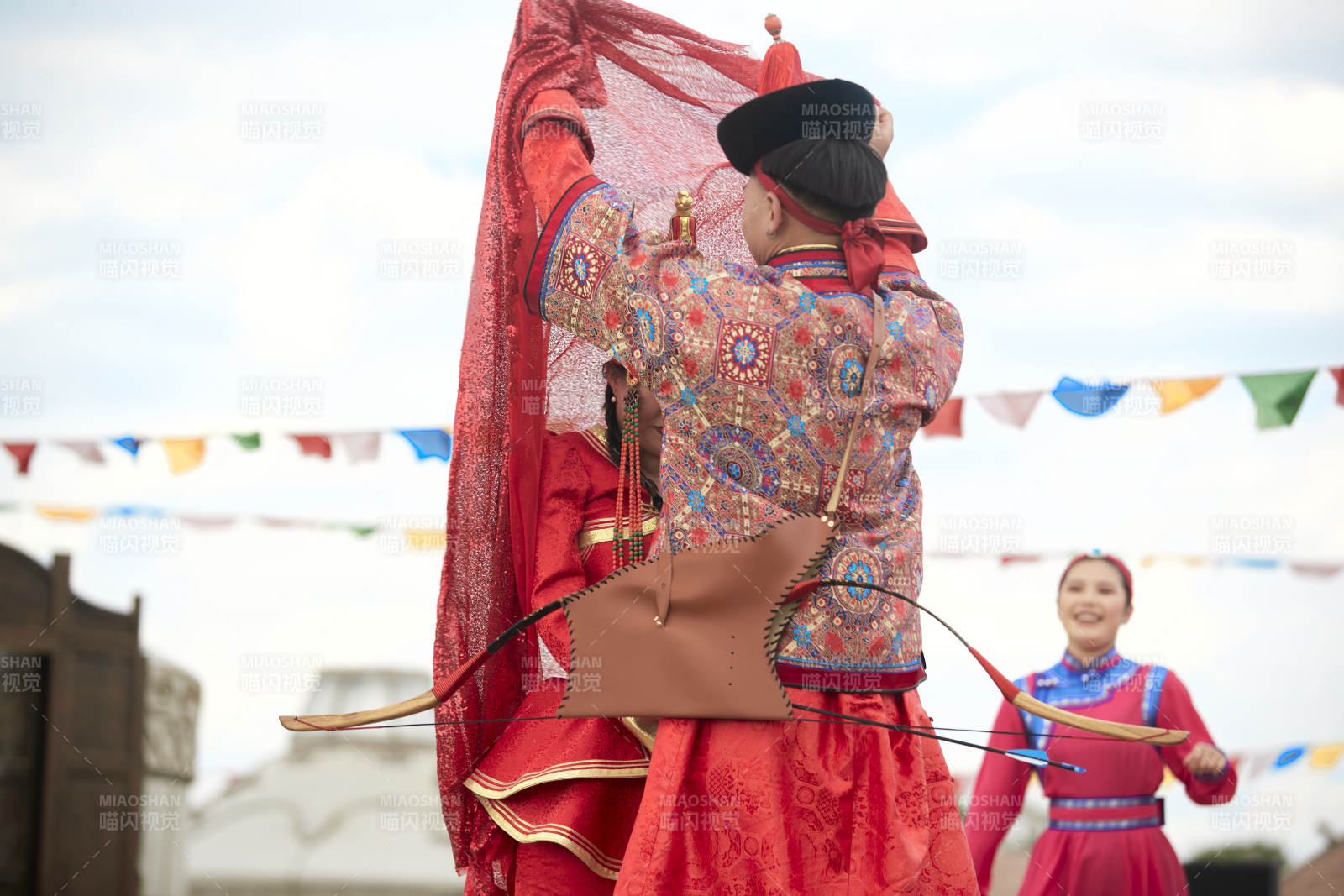 草原上的传统蒙古族婚礼仪式图片