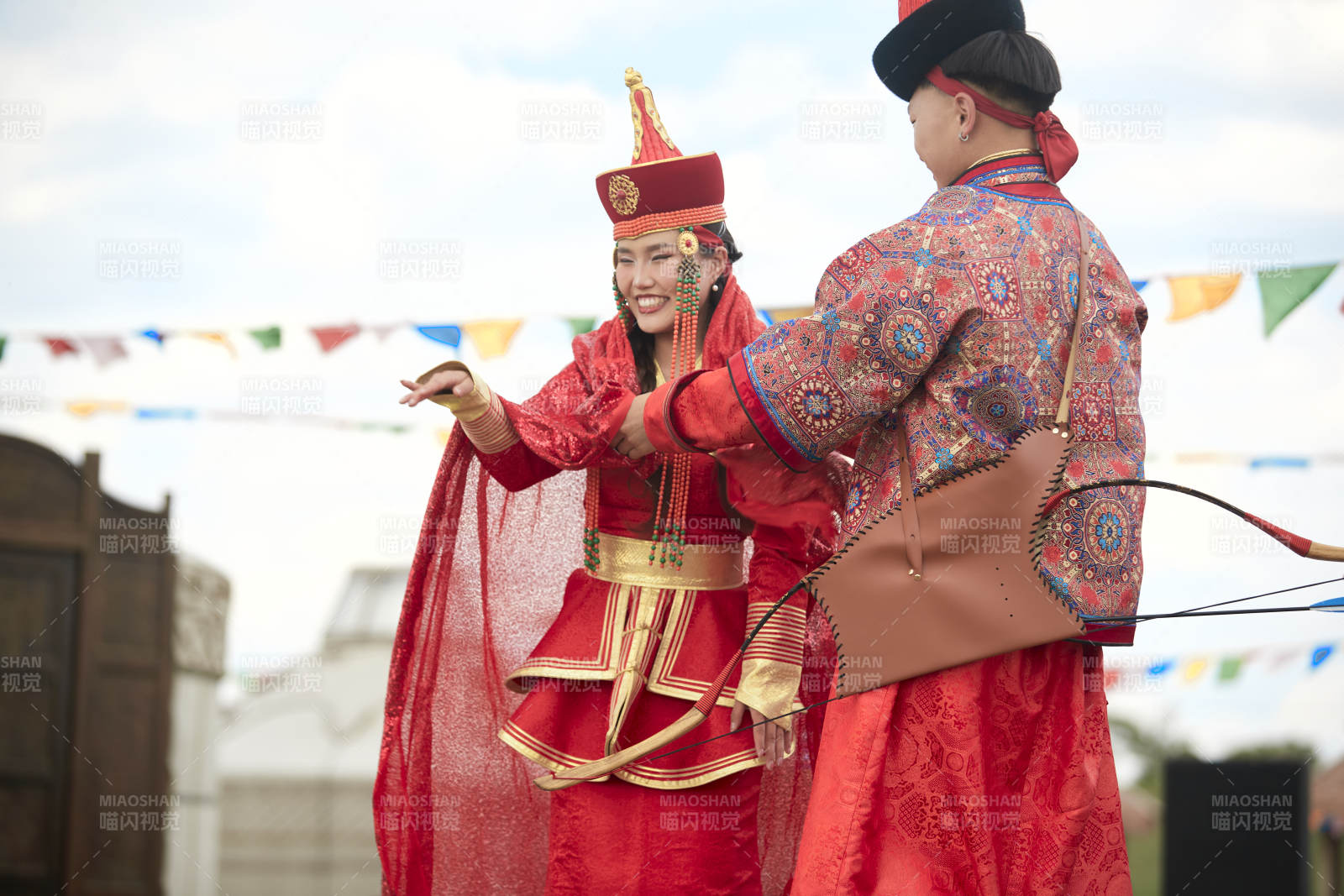 草原上的传统蒙古族婚礼仪式图片