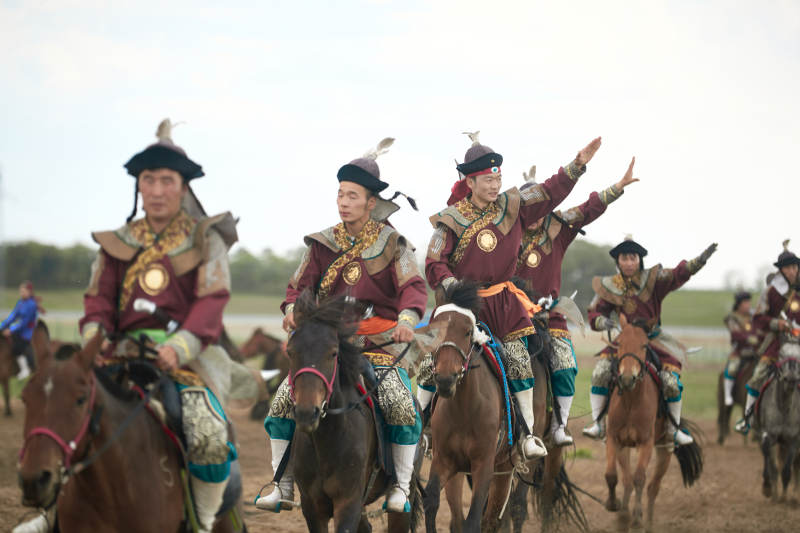 在草原景区表演的蒙古古代骑马打仗演出图片