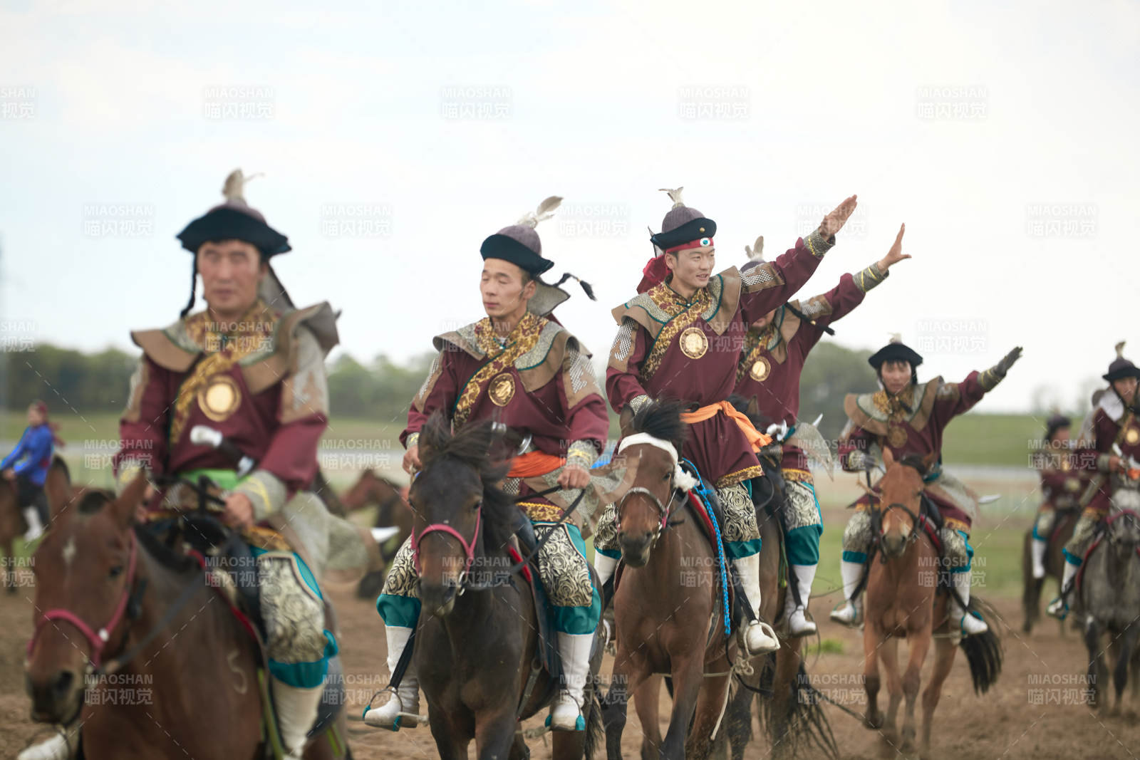 在草原景区表演的蒙古古代骑马打仗演出图片