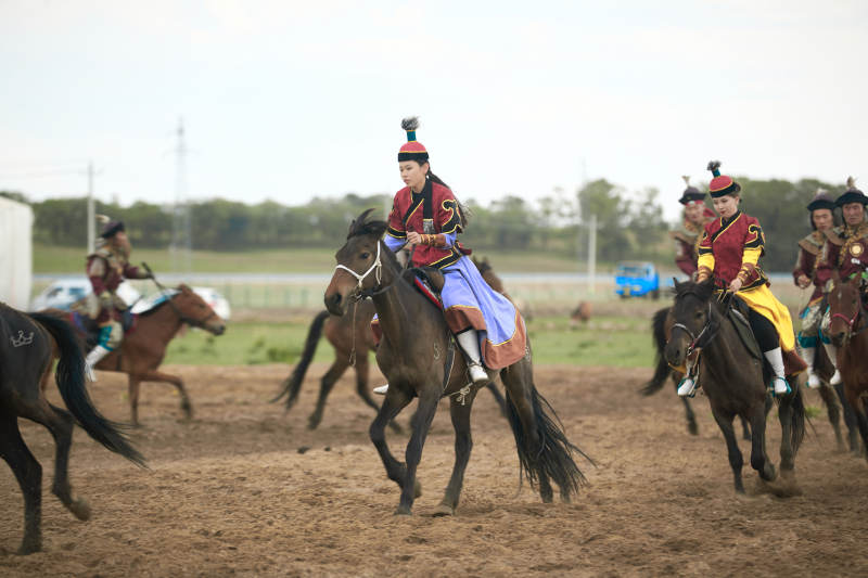 在草原景区表演的蒙古古代骑马打仗演出图片