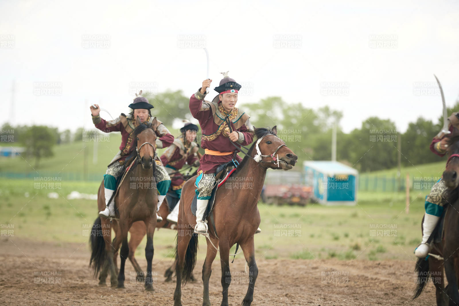 在草原景区表演的蒙古古代骑马打仗演出图片