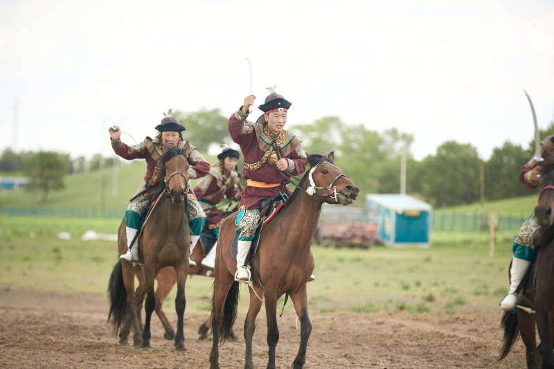 在草原景区表演的蒙古古代骑马打仗演出图片