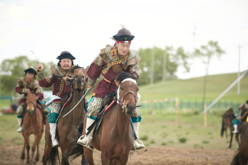 在草原景区表演的蒙古古代骑马打仗演出图片