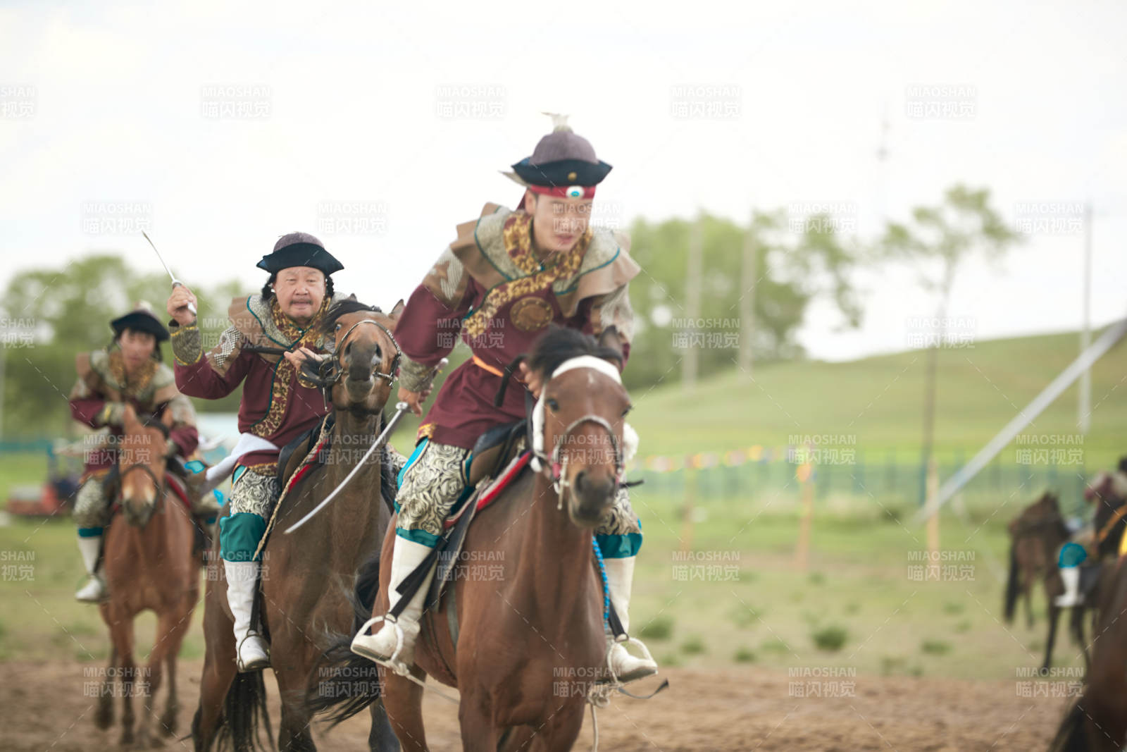 在草原景区表演的蒙古古代骑马打仗演出图片