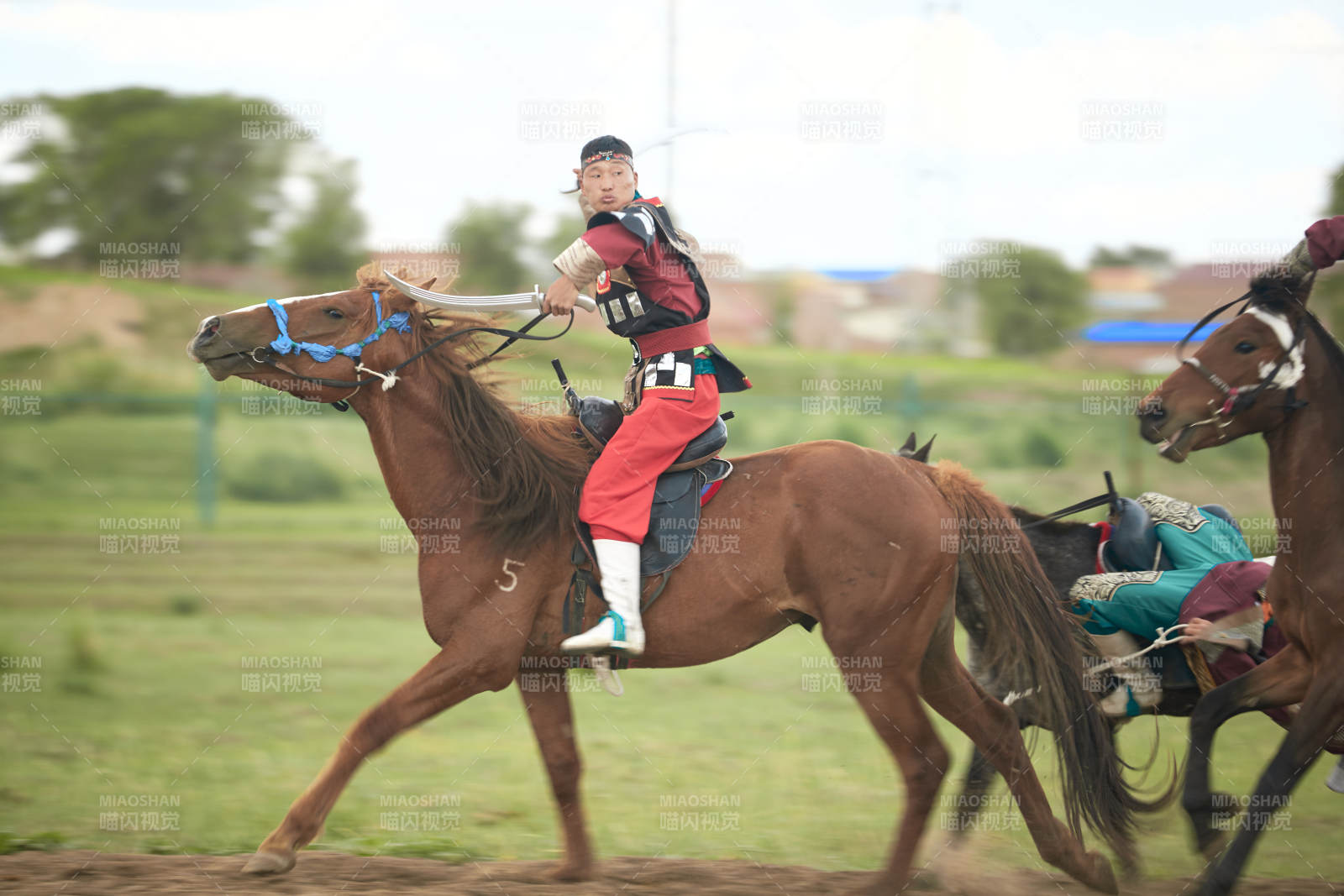 在草原景区表演的蒙古古代骑马打仗演出图片