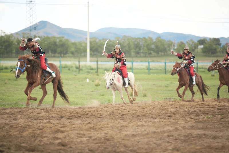 在草原景区表演的蒙古古代骑马打仗演出图片