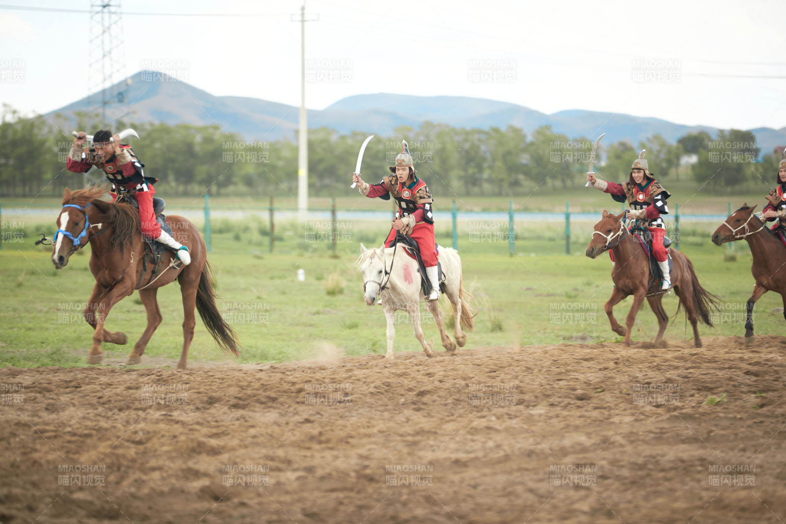 在草原景区表演的蒙古古代骑马打仗演出图片