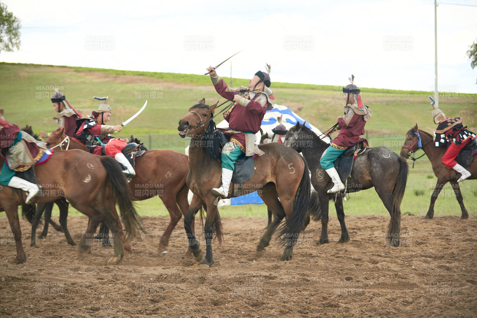 在草原景区表演的蒙古古代骑马打仗演出图片