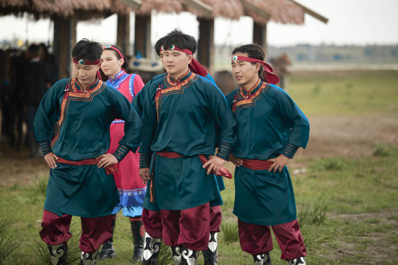 那达慕大会上表演的蒙古族传统舞蹈图片