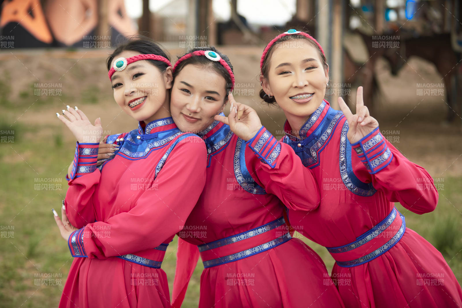 那达慕大会上表演的蒙古族传统舞蹈图片