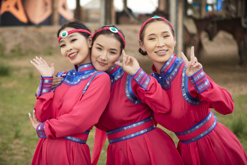 那达慕大会上表演的蒙古族传统舞蹈图片