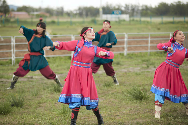 那达慕大会上表演的蒙古族传统舞蹈图片