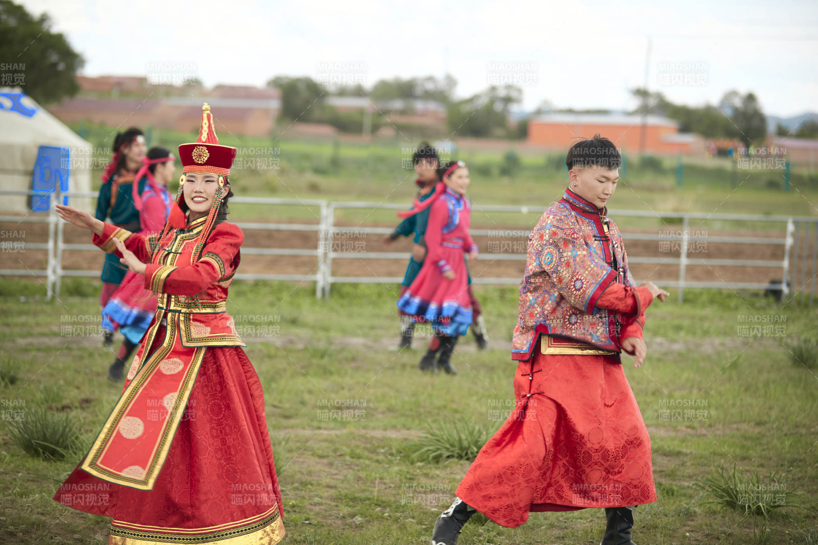 那达慕大会上表演的蒙古族传统舞蹈图片