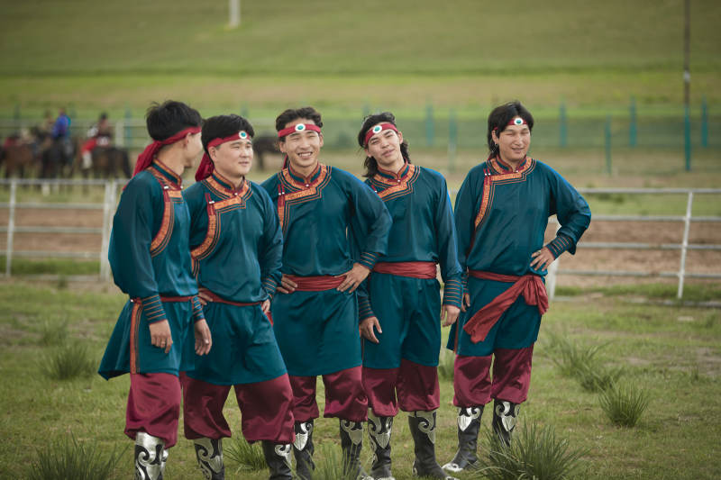 那达慕大会上表演的蒙古族传统舞蹈图片