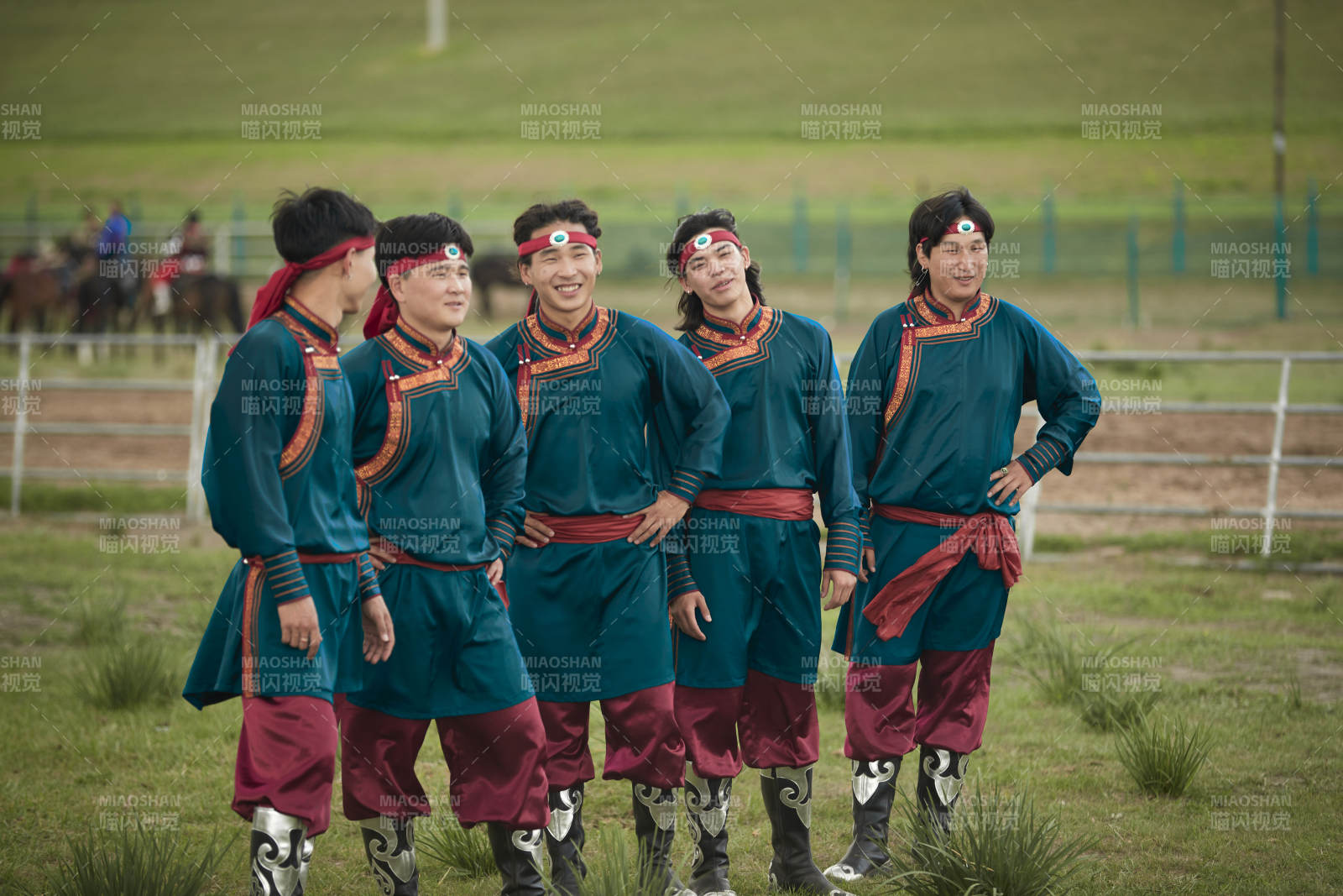 那达慕大会上表演的蒙古族传统舞蹈图片