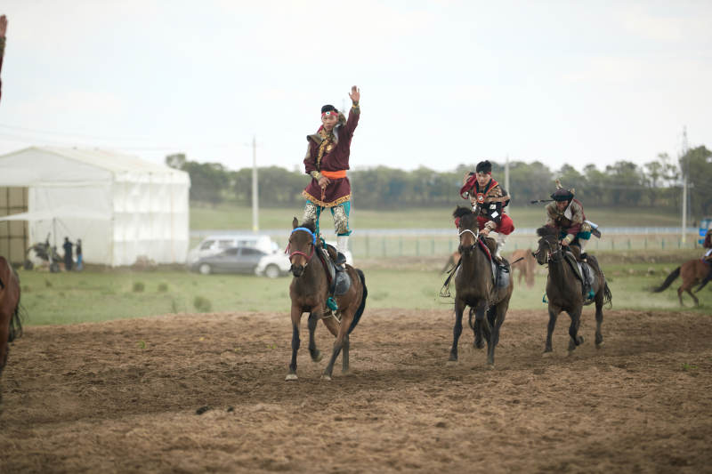 河北省沽源县库伦淖尔景区的蒙古马术表演图片