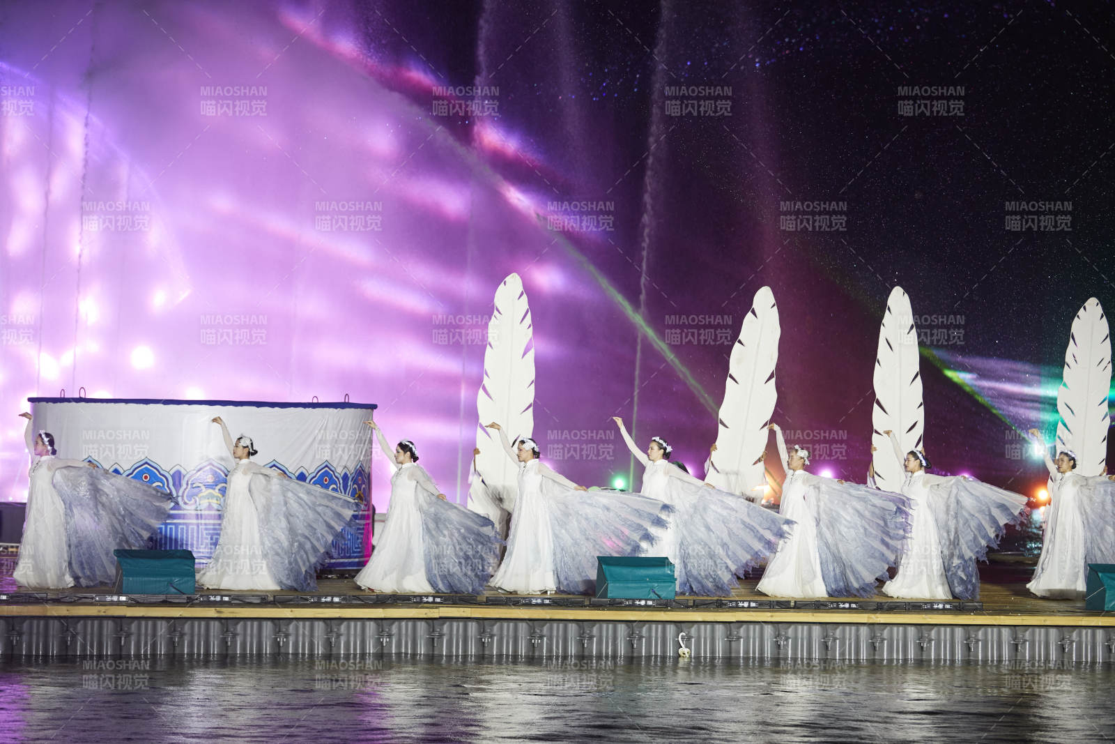 在湖面水上进行的大型民族舞蹈表演图片