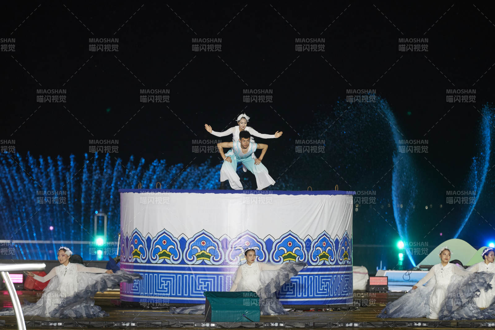 在湖面水上进行的大型民族舞蹈表演图片