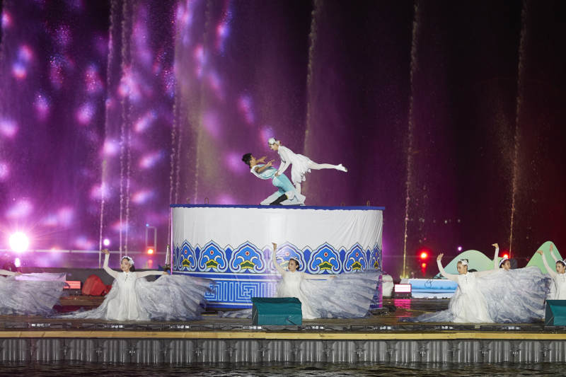 在湖面水上进行的大型民族舞蹈表演图片