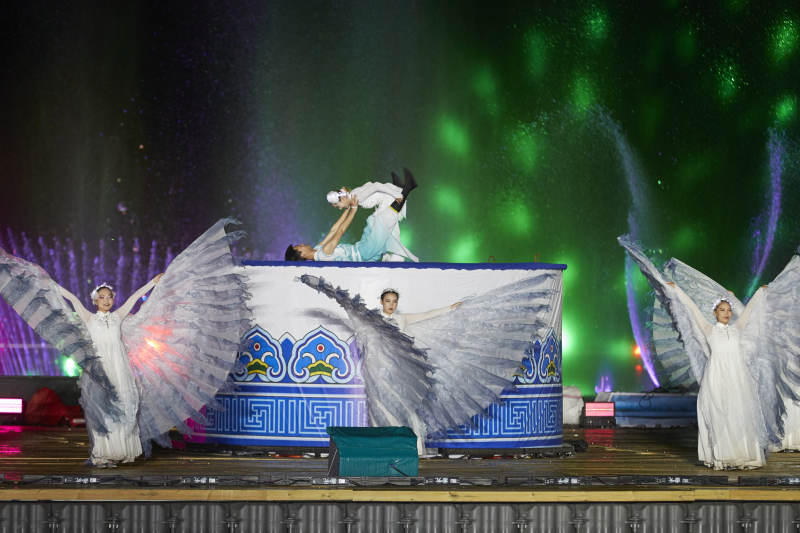 在湖面水上进行的大型民族舞蹈表演图片