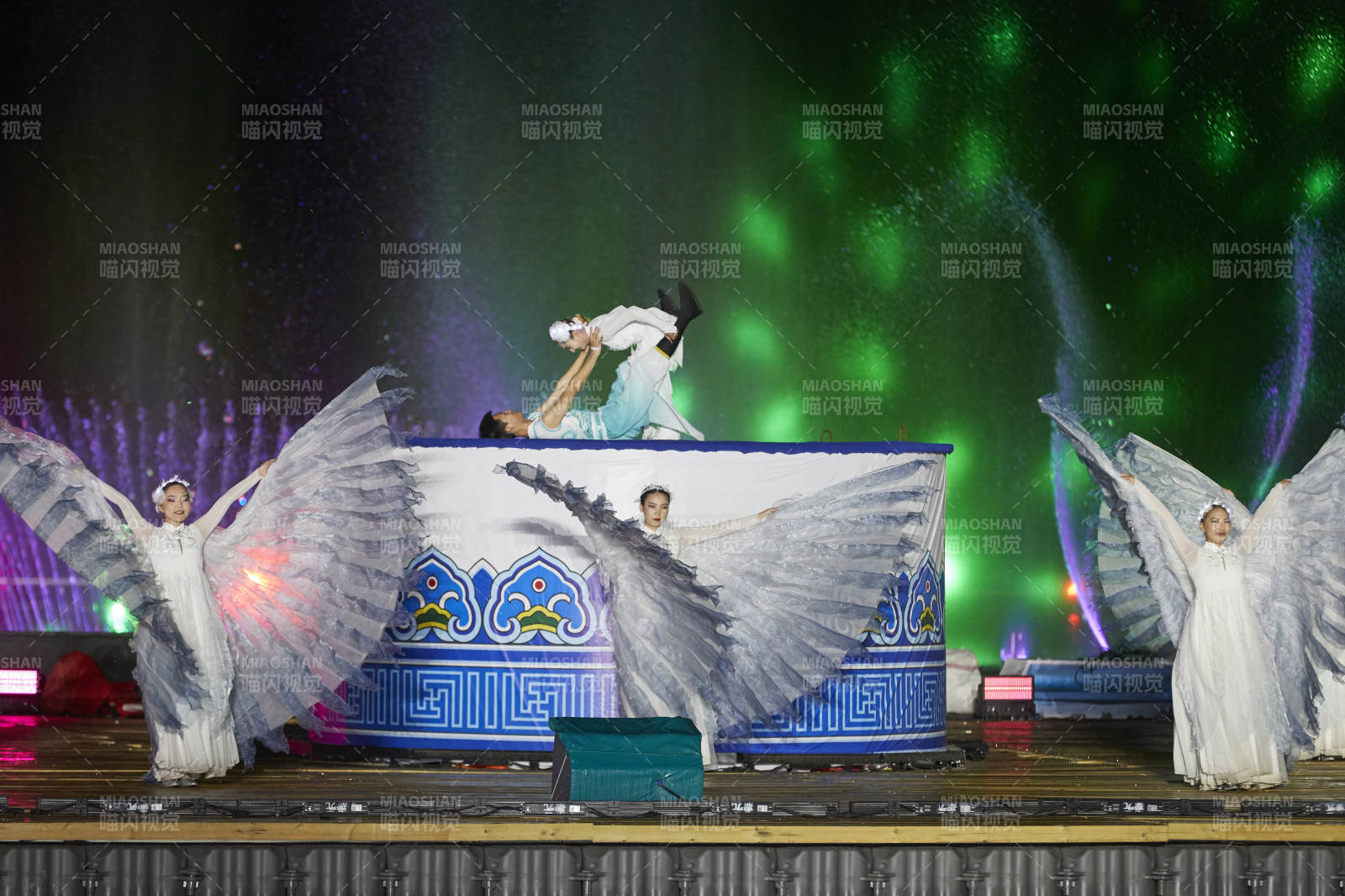 在湖面水上进行的大型民族舞蹈表演图片