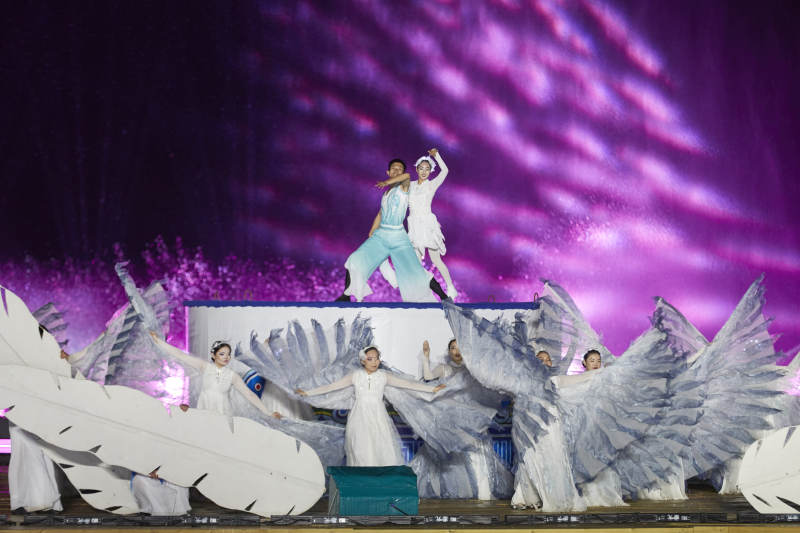 在湖面水上进行的大型民族舞蹈表演图片