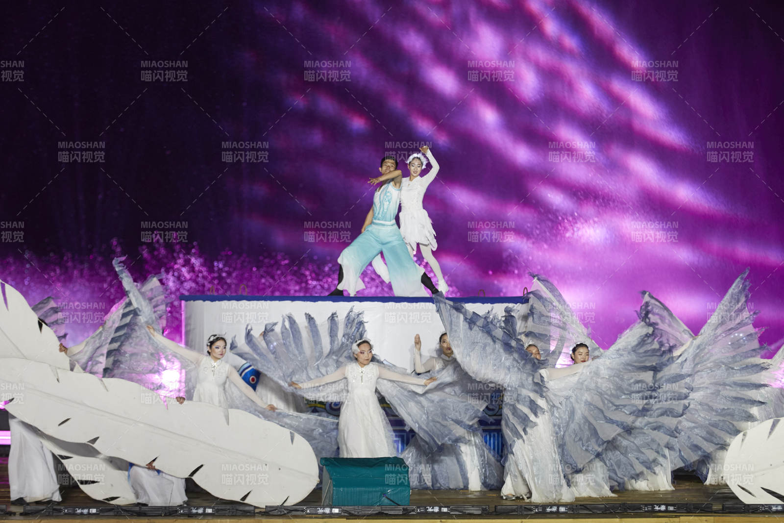 在湖面水上进行的大型民族舞蹈表演图片