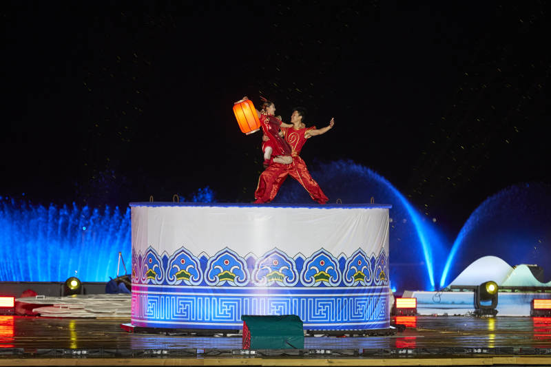 在湖面水上进行的大型民族舞蹈表演图片