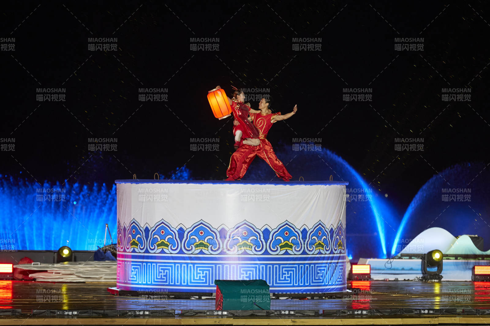 在湖面水上进行的大型民族舞蹈表演图片