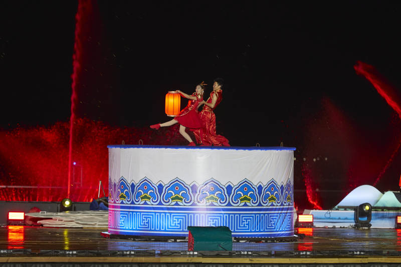 在湖面水上进行的大型民族舞蹈表演图片