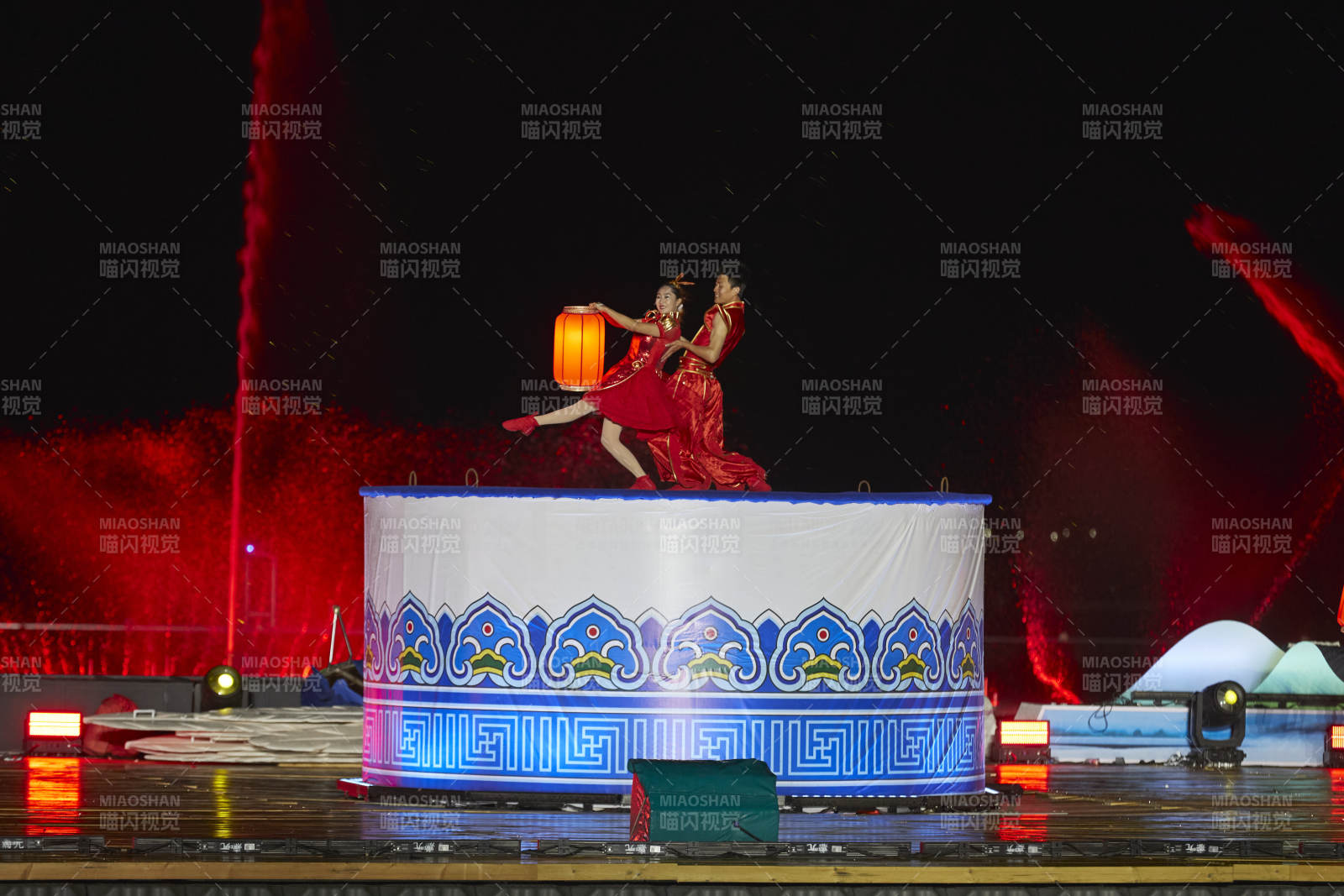 在湖面水上进行的大型民族舞蹈表演图片