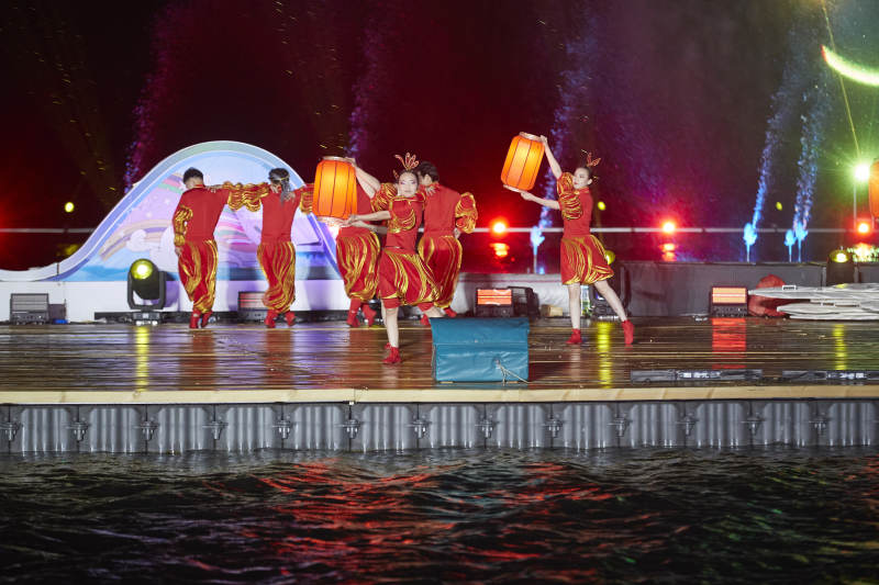 在湖面水上进行的大型民族舞蹈表演图片