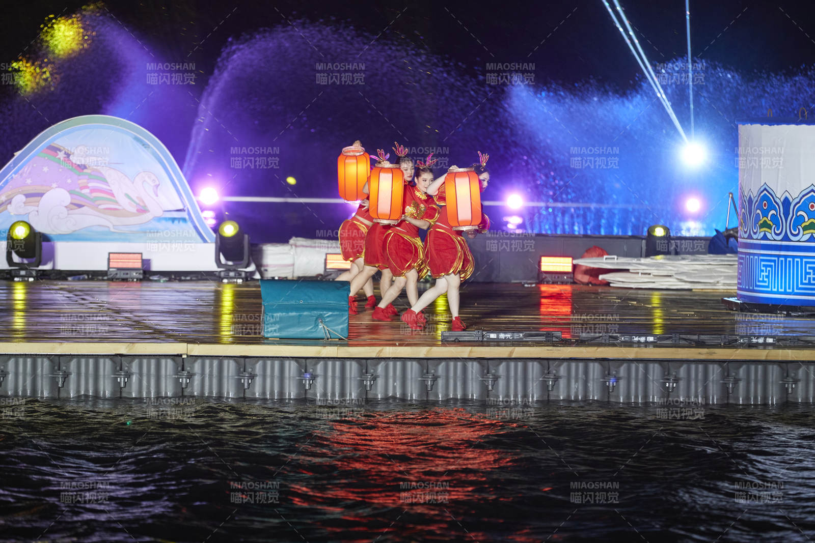 在湖面水上进行的大型民族舞蹈表演图片