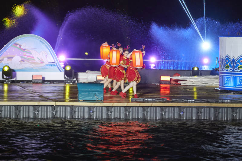 在湖面水上进行的大型民族舞蹈表演图片