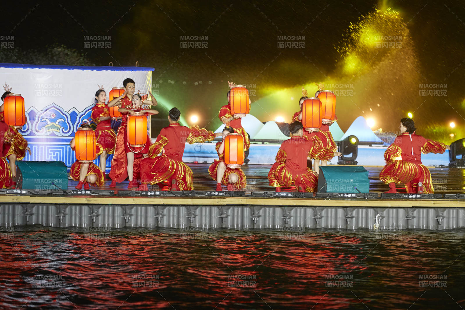 在湖面水上进行的大型民族舞蹈表演图片