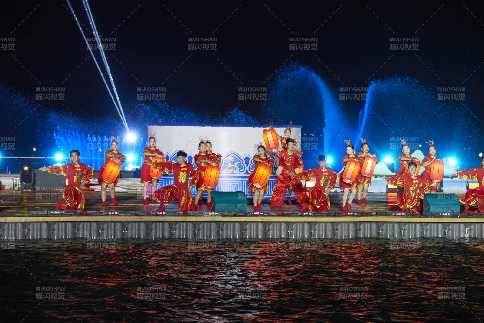 在湖面水上进行的大型民族舞蹈表演图片