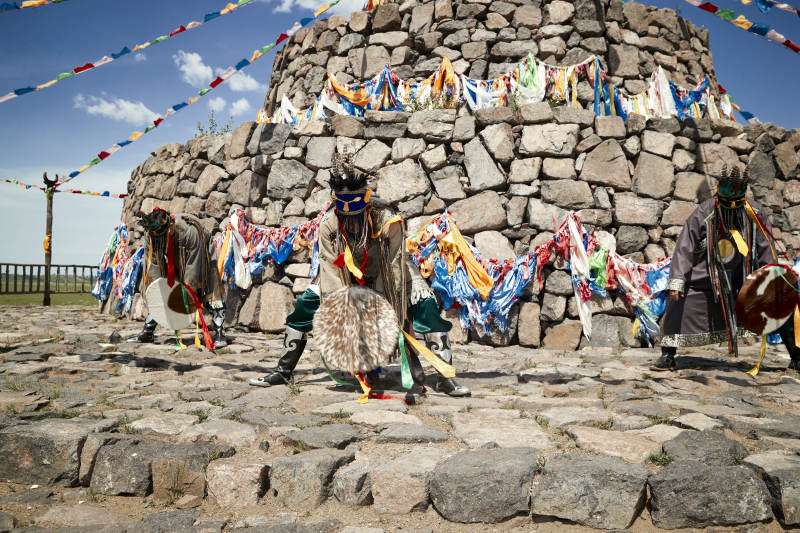 草原上的蒙古萨满祭祀表演的舞蹈舞者图片
